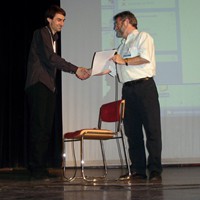 Gerhard Strauch überreicht Nikolaus Gussone den Isotopenpreis 2008