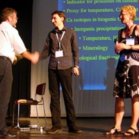 Gerhard Strauch (links) und Nina Buchmann (rechts) gratulieren Nikolaus Gussone zum Isotopenpreis 2008