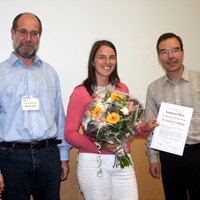 Matthias Gehre (links) und Claus Habfast (rechts), Sohn des Stiftungsgründers, gratulieren Stefanie Goldberg zum Isotopenpreis 2009