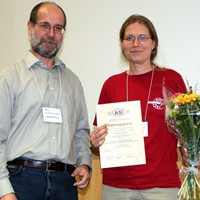 Einer von zwei ASI-Vortragspreisen 2009 geht an Petra Quillfeldt - Gratulation durch Matthias Gehre