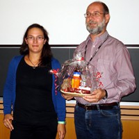 Matthias Gehre gratuliert Maren Dubbert zum ASI-Posterpreis 2011