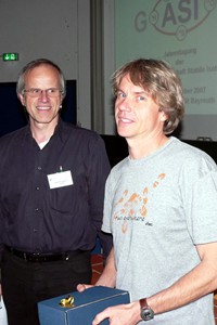 Rolf Siegwolf gratuliert Magnus Eek zum ASI-Posterpreis 2007